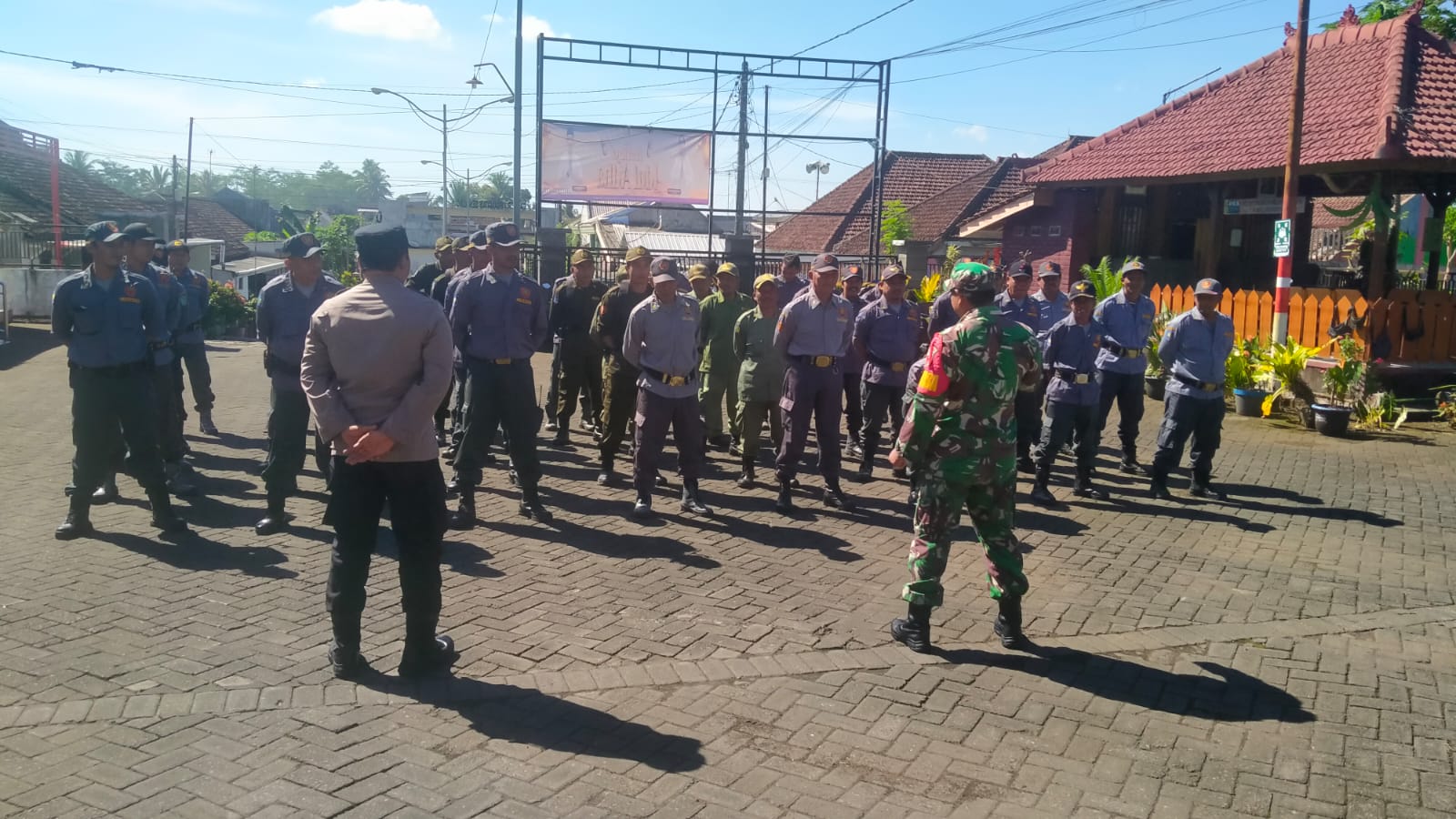 FOTO: Babinsa Senduro Koramil 0821-03/Senduro, Serka Pribawono, bersama Bhabinkamtibmas Polsek Senduro, melaksanakan kegiatan pembinaan dan pelatihan kepada 36 anggota Satlinmas