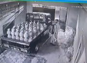 Pencuri Bersenjatakan Celurit Bawa Kabur 2 Kendaraan Bermotor Terekam CCTV