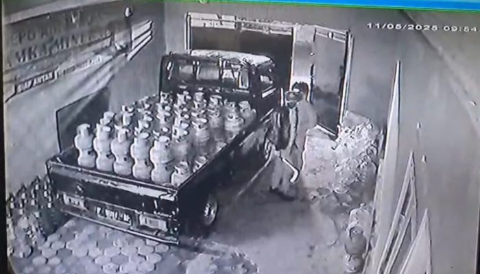 Pencuri Bersenjatakan Celurit Bawa Kabur 2 Kendaraan Bermotor Terekam CCTV