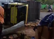 Dump Turck Bermuatan Jutaan Batang Rokok Ilegal dari Berbagai Merk, Terguling di Sampang