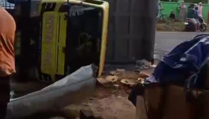 Dump Turck Bermuatan Jutaan Batang Rokok Ilegal dari Berbagai Merk, Terguling di Sampang