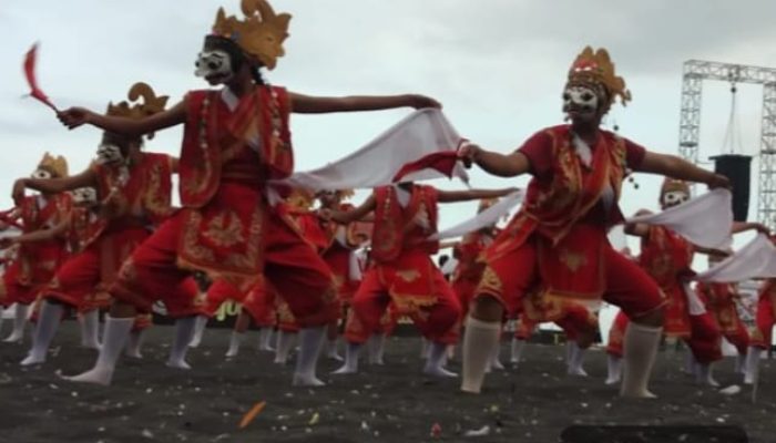 Tari Topeng Kaliwungu Tampil Kolosal, 500 Pelajar Lumajang Guncang Panggung Budaya Nusantara