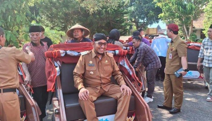 Bupati Sumenep Serahkan 25 Unit Becak Listrik Bantuan Pemerintah Pusat, Baznas Turut Bagikan Paket Logistik