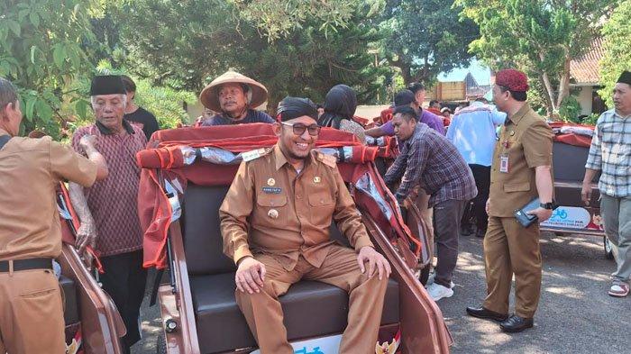 Foto: Bupati Sumenep Achmad Fauzi Wongsojudo serahkan bantuan becak listrik bantuan dari Pemerintah pusat