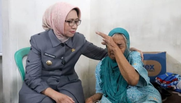 Menghapus Air Mata: Bunda indah Bangun Rumah Tidak Layak Huni Pinggiran