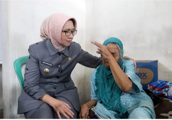 Foto: Tangis Haru Mbah Buati Saat Menerima Kunjungan Bupati Lumajang Indah Amperawati (Bunda Indah)