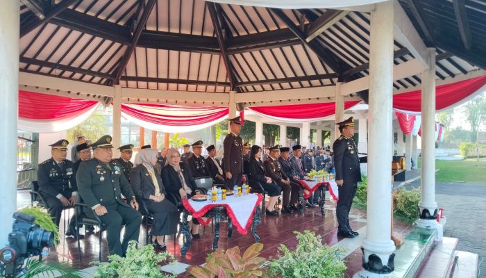 Foto: Kapolres Lumajang AKBP Alex Sandy Siregar Trngah memimpin langsung Upacara Peringatan Hari Bhayangkara ke-79