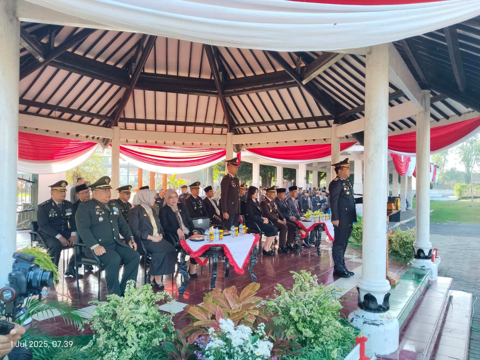 Foto: Kapolres Lumajang AKBP Alex Sandy Siregar Trngah memimpin langsung Upacara Peringatan Hari Bhayangkara ke-79