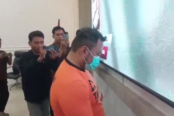 Foto: Tersangka Pelaku Penganiayaan Terhadap Kurir Paket COD ZA (Inisial) Bertubuh Kekar Kini Ditahan Polres Pamekasan