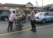 Proaktif Polsek Ranuyoso Atur Lalu Lintas dan Imbau Pedagang di Pasar Buah Lumajang