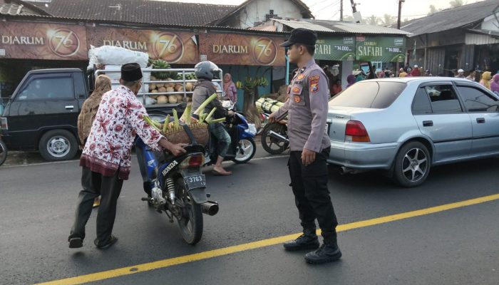 Foto: Proaktif Hampir Setiap Pagi Polsek Ranuyoso Atur Lalu Lintas dan Imbau Pedagang di Pasar Buah Lumajang
