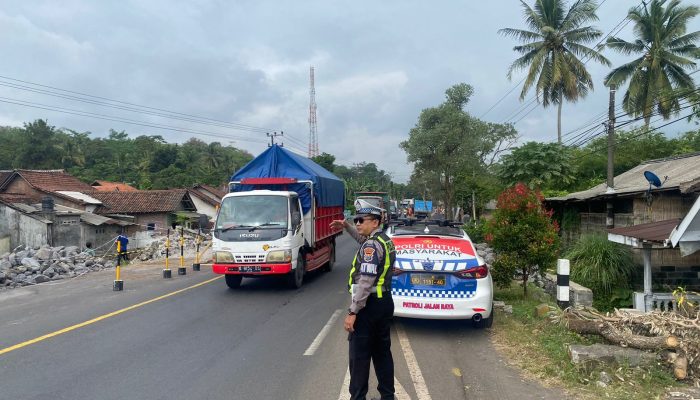 Jaga Ketertiban dan Keamanan, Satlantas Polres Lumajang Patroli Rutin di Jembatan Jagalan