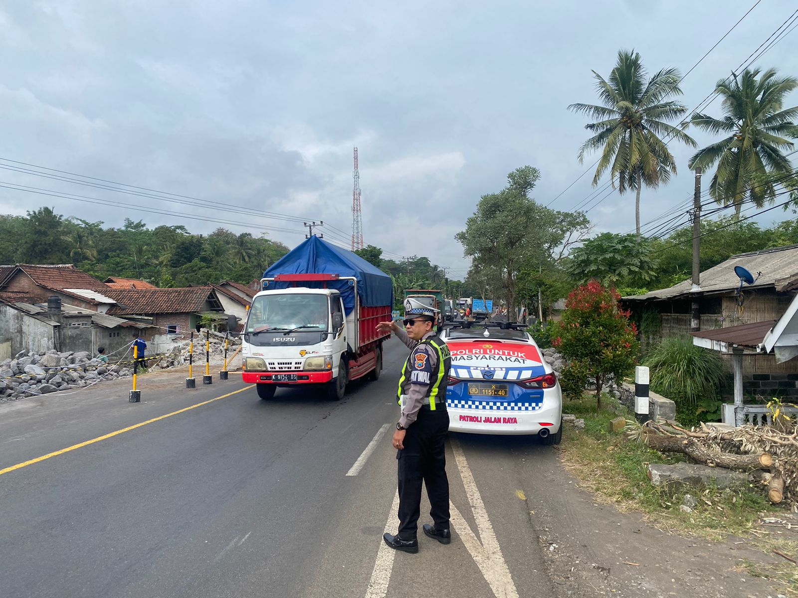 Foto: Satuan Lalu Lintas (Satlantas) Polres Lumajang Gelar Patroli Rutin Demi menjaga Keamanan dan Ketertiban Berlalu Lintas