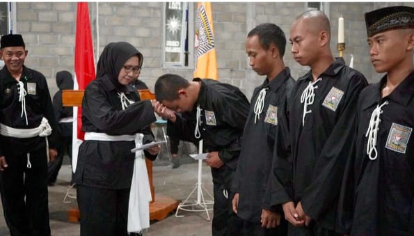 Foto: Bupati Lumajang Indah Amperawati Sapan Akrab Bunda Indah Tengah Mengesahkan 511 PSHT