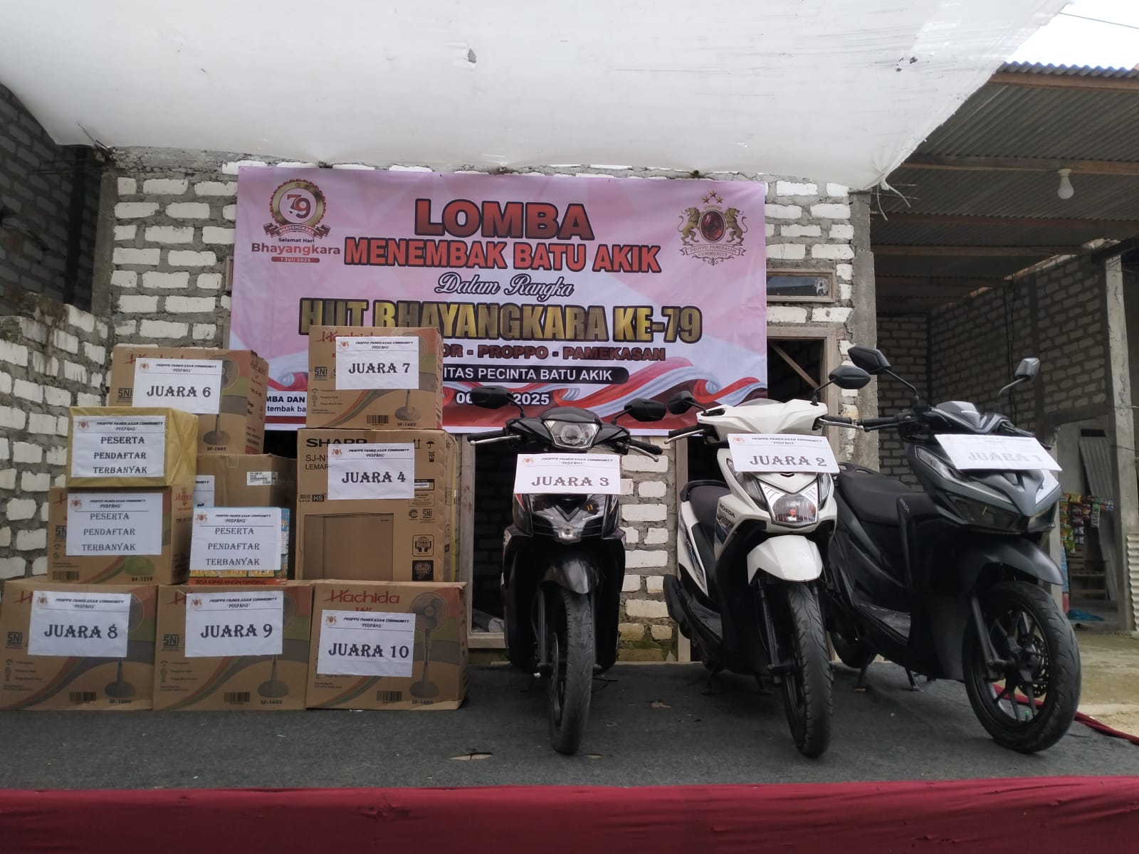 Ribuan Warga Madura Lintas Kabupaten Padati Lomba Batu Akik Meriahkan HUT Bhayangkara ke-79 2 Foto: Persiapan Hadiah Bagi Para Pemenang Dalam Lomba Batu Akik dan Fosil di Pamekasan