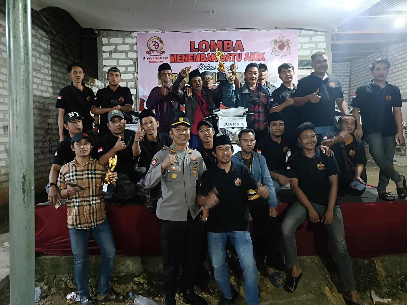 Foto: Sejumlah Peserta Pemenang Dalam Lomba Uji Tembak Batu Akik dan Fosil Dalam rangka memeriahkan Hari Ulang Tahun (HUT) Bhayangkara ke-79 Pamekasan