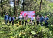 Peringati HUT Bhayangkara ke-79, Polsek Pronojiwo Tanam 79 Pohon Pinang Jawa