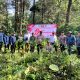 Foto: Semarak HUT Bhayangkara ke-79 Polsek Pronojiwo giat Tanam 79 Pohon Pinang Jawa