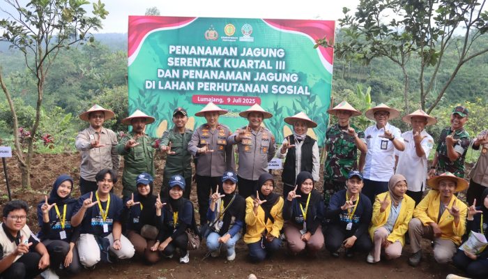 Dukung Swasembada Pangan Nasional, Kapolres Lumajang Tanam Jagung Serentak Kuartal III di Senduro