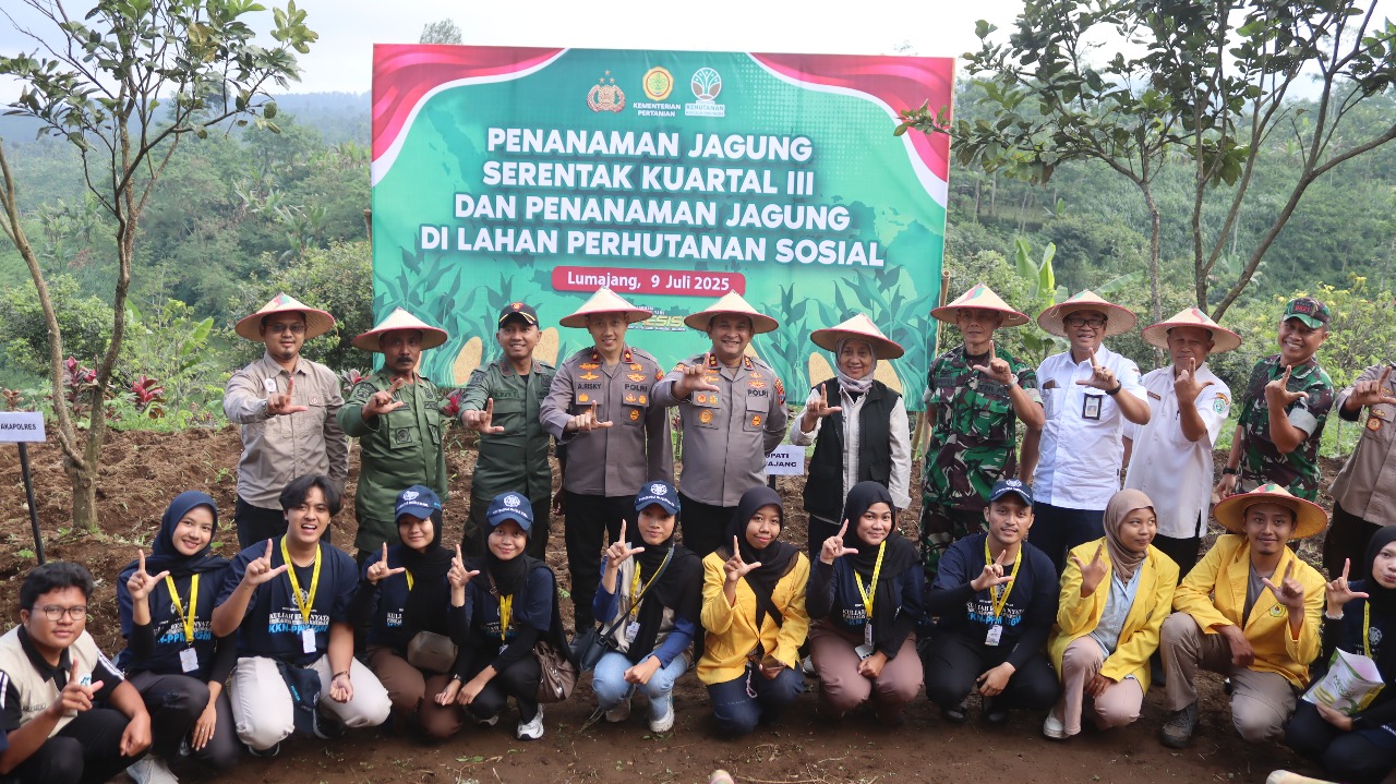 Foto: Kapolres Lumajang Tanam Jagung Serentak Kuartal III di Senduro