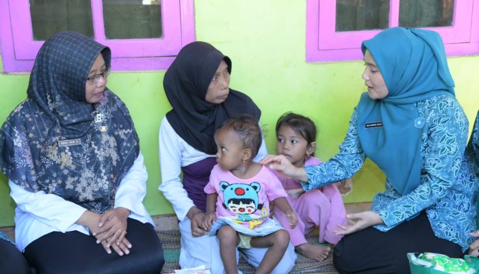 Cegah Tengkes, TP-PKK Sumenep Bagikan Produk Ikan ke Anak-Anak