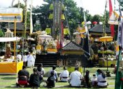 Prosesi Ritual Puja Wali Krama Di Kaki Gunung Semeru Berjalan Dengan Hikmat