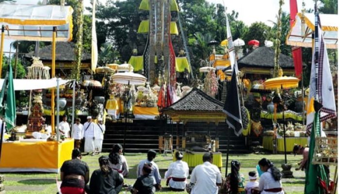 Prosesi Ritual Puja Wali Krama Di Kaki Gunung Semeru Berjalan Dengan Hikmat
