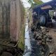 Foto: Tampak salah seorang petugas Pasar Anom Sumenep tengah membersihkan saluran air yang menjadi sasaran tempat pembuangan sampah