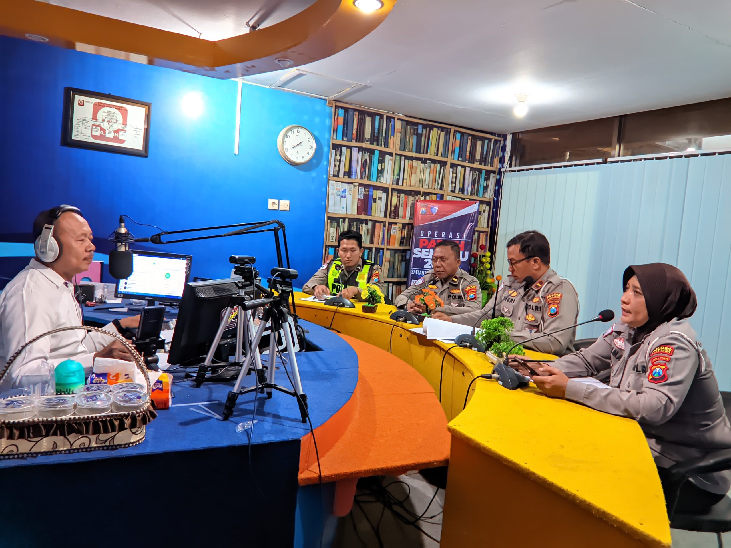 Foto: Satlantas Polres Lumajang sosialisasikan Operasi Patuh Semeru 2025 melalui program talk show di Radio Semeru FM