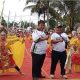 Foto: Anggota DPRD Lumajang Bambang Riyanto hadir di tengah -tengah para penari karnaval di Desa Candipuro