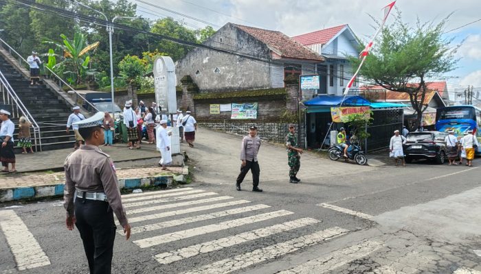 Pengamanan Piodalan Pura Mandara Agung Semeru Berjalan Kondusif