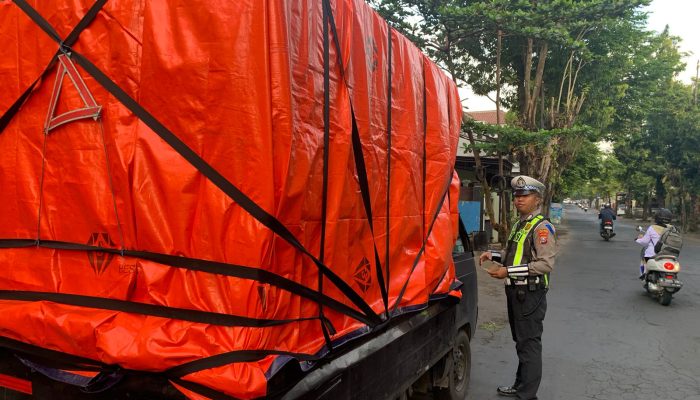 Operasi Patuh Semeru 2025: Satlantas Polres Lumajang Tertibkan Lalu Lintas dan Beri Himbauan