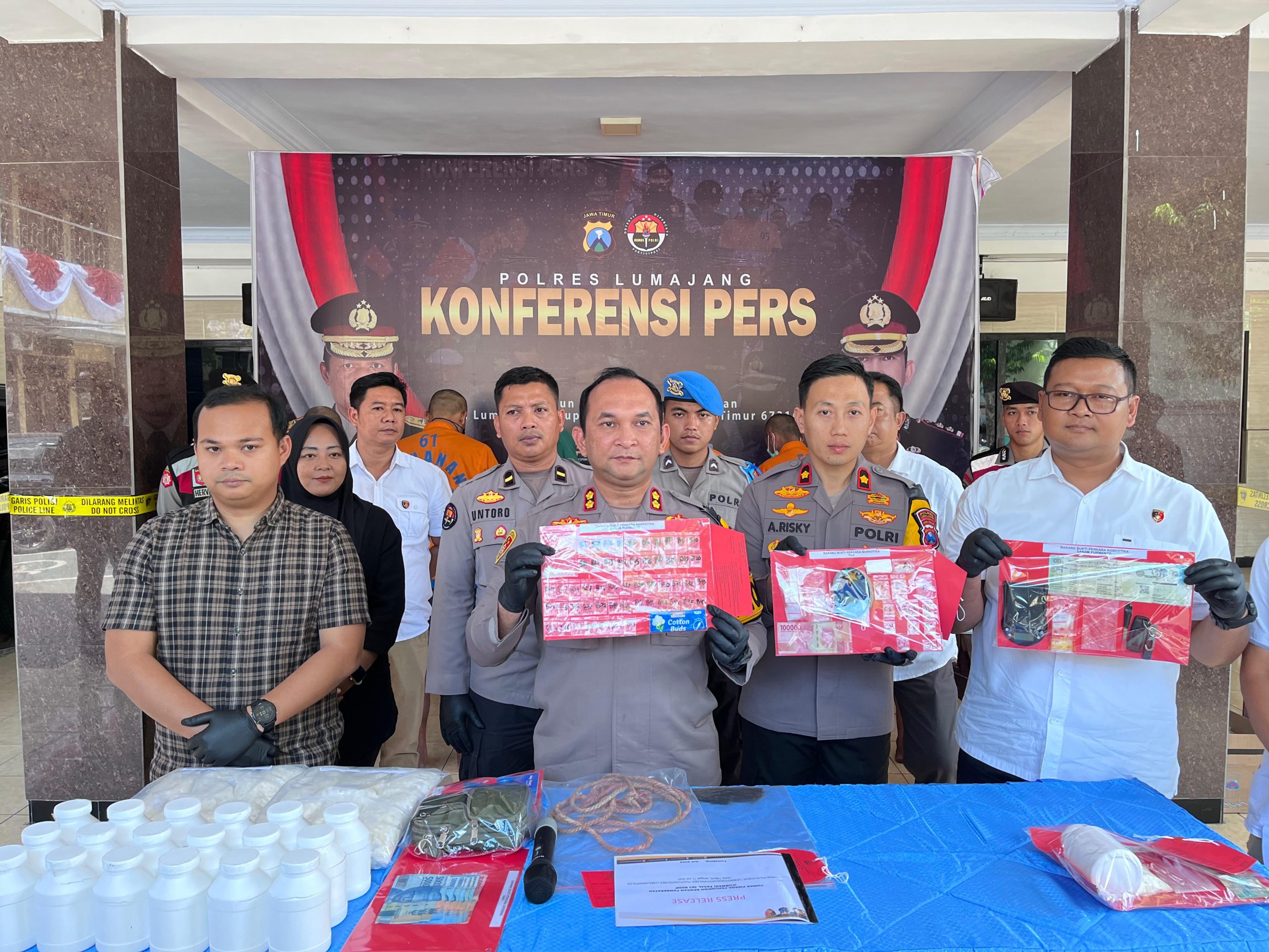 Foto: Polres Lumajang ungkap dua tersangka pengedar narkotika jenis sabu