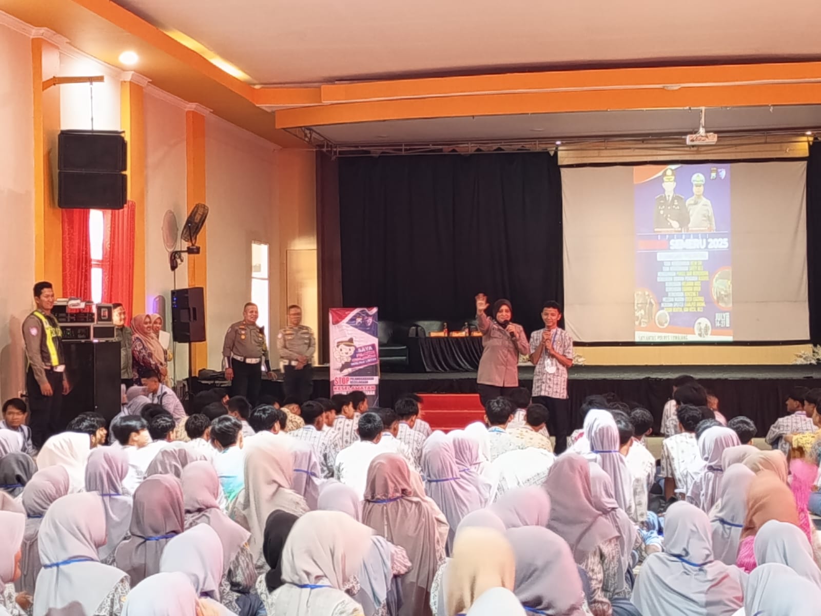 Foto: Satgas Preemtif Polres Lumajang menggelar kegiatan sosialisasi tertib berlalu lintas kepada pelajar SMK Muhammadiyah