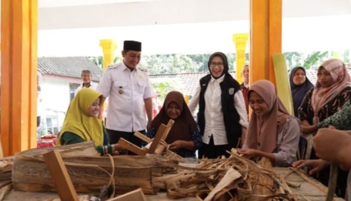 Bupati Lumajang: Perkuat UMKM Desa Lewat Inovasi Kerajinan Batang Pisang