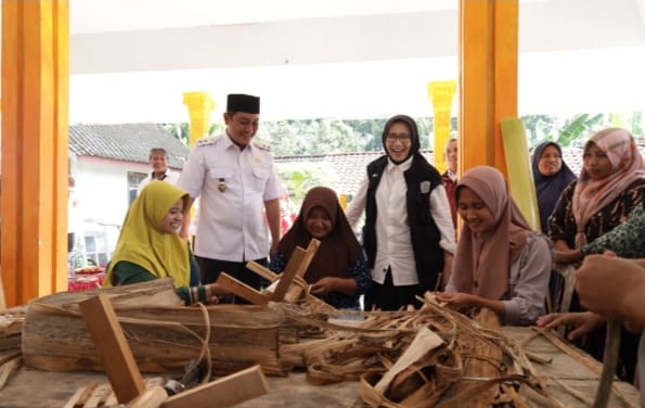 Foto: Bupati Lumajang Indah Amperawati tengah mengunjungi salah satu UMKM Desa Lewat Inovasi Kerajinan Batang Pisang