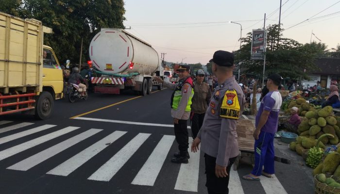 Polsek Ranuyoso Laksanakan Turjawali di Sekitar Pasar Gedang