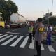 Foto: Sejumlah petugas dari Polsek Ranuyoso tengah melaksanakan Laksanakan Turjawali di Sekitar Pasar Gedang