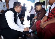 Peduli Pendidikan, Bupati Dan Wakil Bupati Lumajang Beri Bantuan Sepatu Pada Anak Sekolah