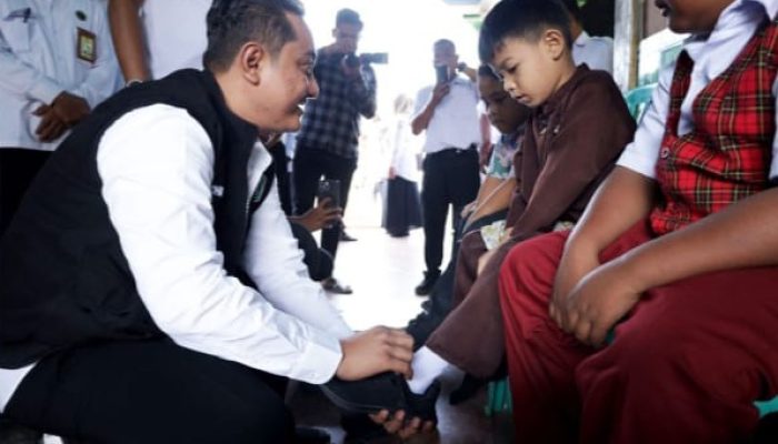 Peduli Pendidikan, Bupati Dan Wakil Bupati Lumajang Beri Bantuan Sepatu Pada Anak Sekolah