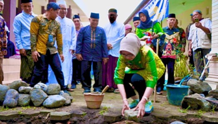 Bupati Lumajang Indah Amperawati Letakkan Batu Permata Bangun Griya Lansia