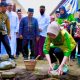 Foto: Bupati Lumajang Indah Amperawati (Bunda Indah) Letakkan Batu Permata pembangunan Griya Lansia