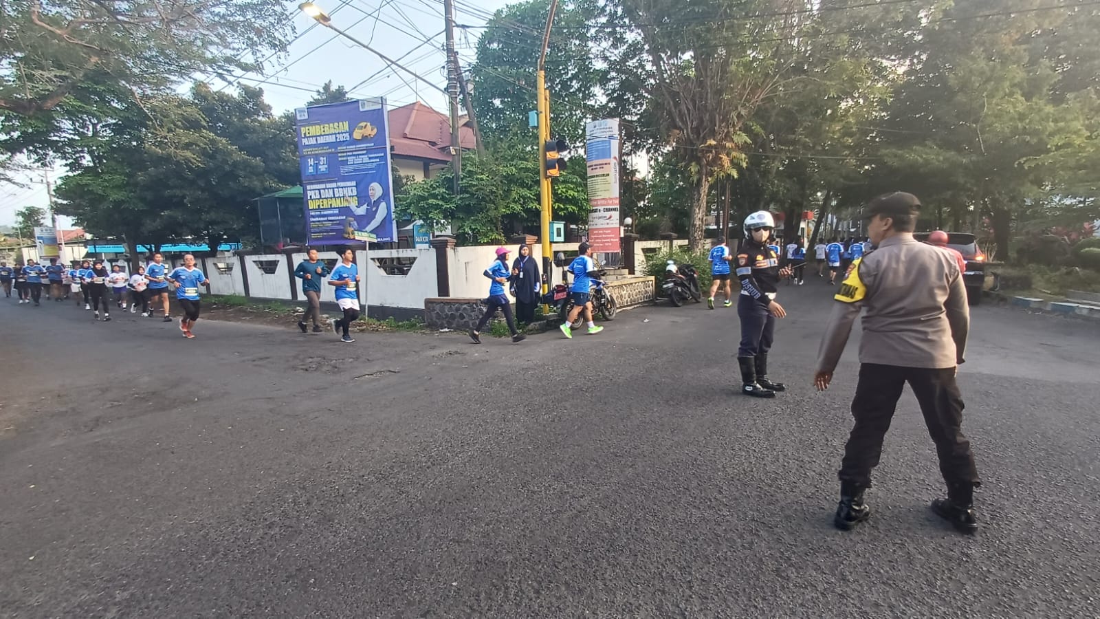 Foto: Sejumlah petugas Polres Lumajang amankan lomba lari Fun Run 2025