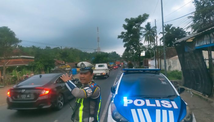 Satlantas Polres Lumajang Lakukan Rekayasa Lalu Lintas di Jembatan Jagalan, Antisipasi Kemacetan Saat Perbaikan