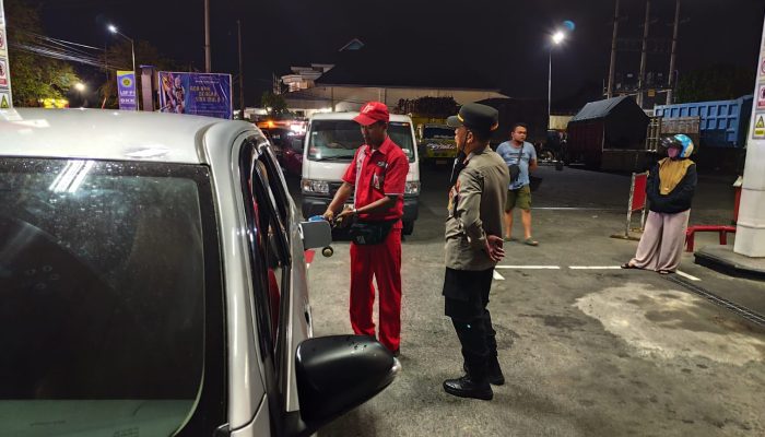 Polsek Lumajang Kota Lakukan Pengamanan di SPBU, Antisipasi Kemacetan dan Kericuhan