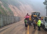 Longsor di Jalur Piket Nol, Satlantas Polres Lumajang Lakukan Sistem Buka Tutup Arus Lalu Lintas