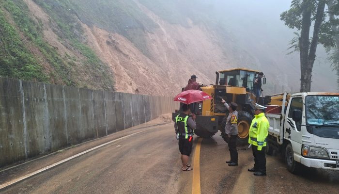 Longsor di Jalur Piket Nol, Satlantas Polres Lumajang Lakukan Sistem Buka Tutup Arus Lalu Lintas