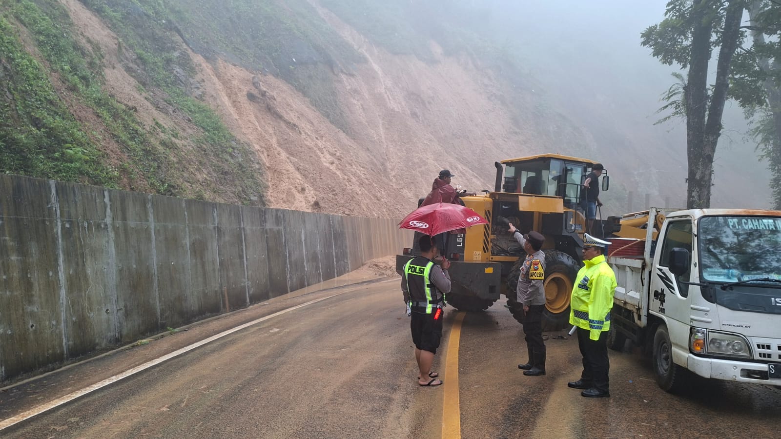 Foto: Lokasi tanah longsor akibat hujan deras di Jalur Piket Nol Kilometer 54/700 Desa Supiturang Lumajang