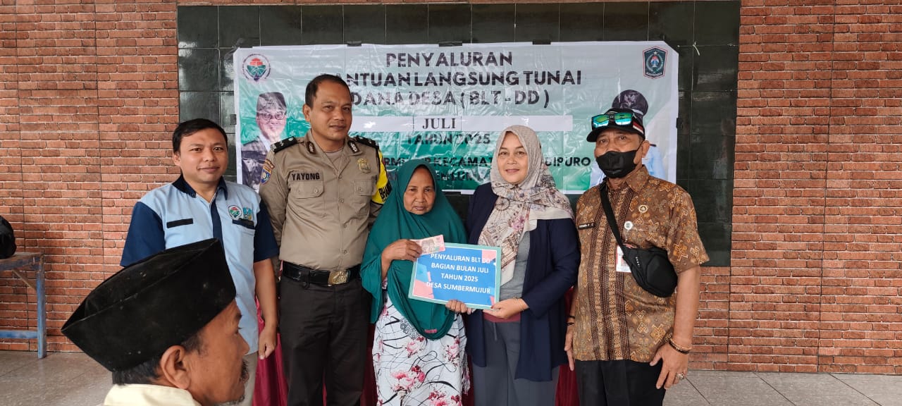 Foto: Pemdes Sumbermujur Kecamatan Candipuro, Lumajang, serahkan BLT DD kepada masyarakat penyandang disabilitas fisik, lansia renta, serta lansia yang sakit dan tidak mampu bekerja