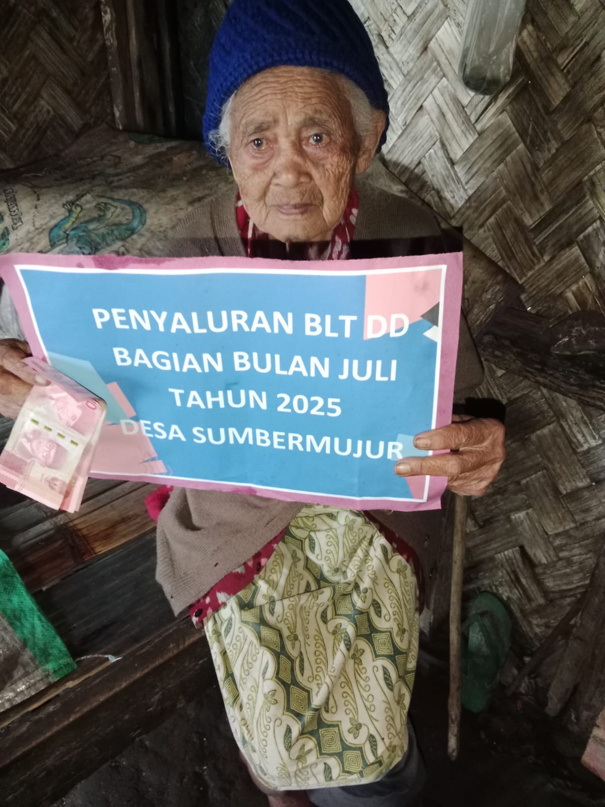Foto: Seorang nenek lansia menerima BLT DD Ekstrim Juli 2025 dari Pemdes Sumbermujur